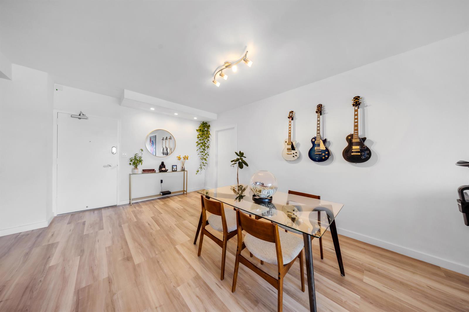1614 1 /  762 sq. ft. $ 2026-06-17 0 foto