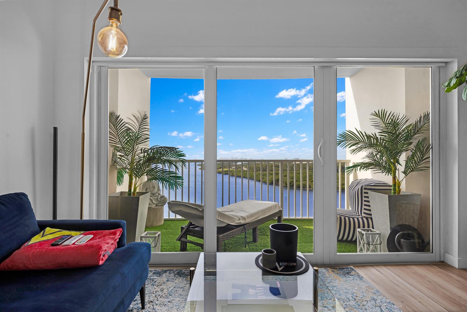 1614 1 /  762 sq. ft. $ 2026-06-17 0 foto