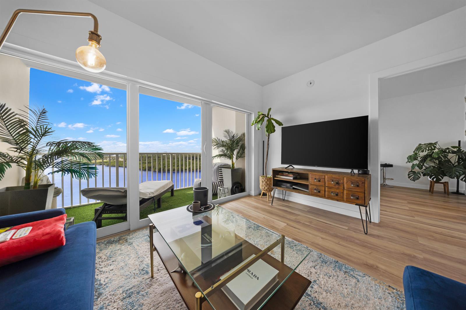 1614 1 /  762 sq. ft. $ 2026-06-17 0 foto