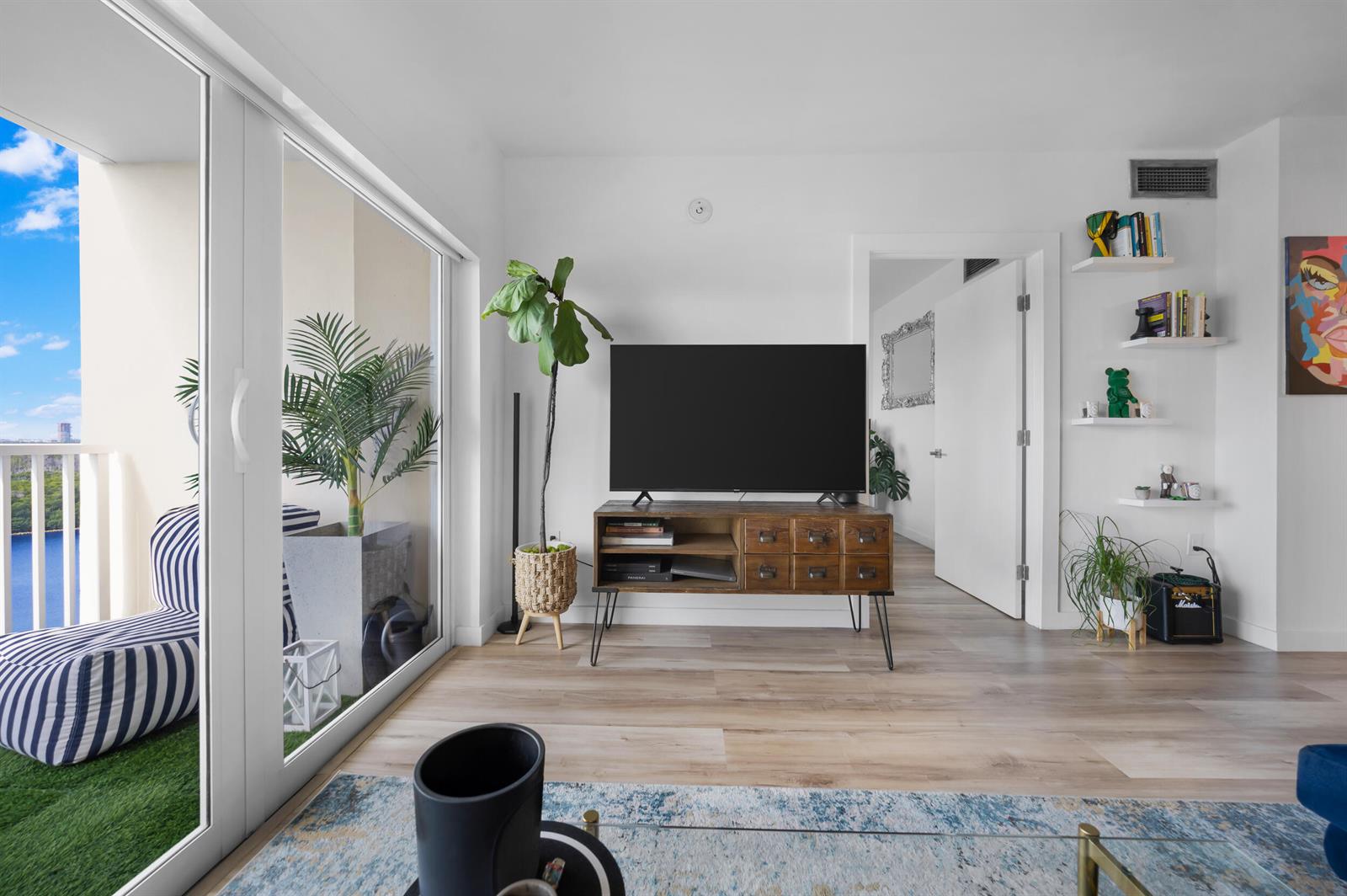 1614 1 /  762 sq. ft. $ 2026-06-17 0 foto