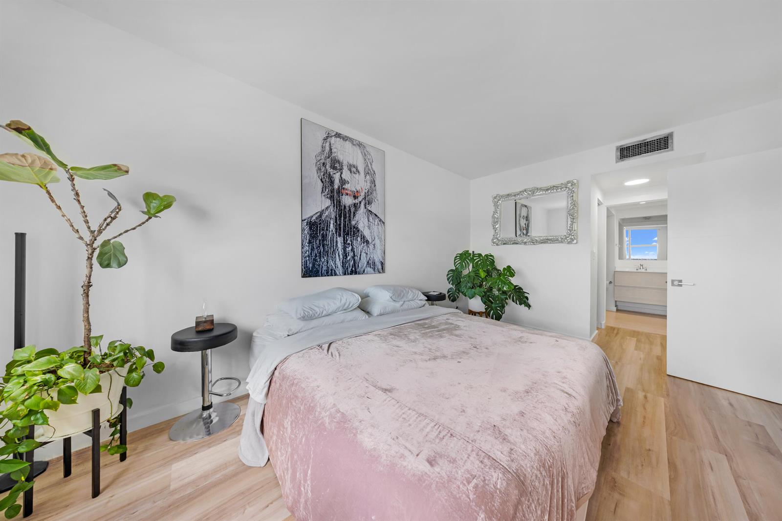 1614 1 /  762 sq. ft. $ 2026-06-17 0 foto