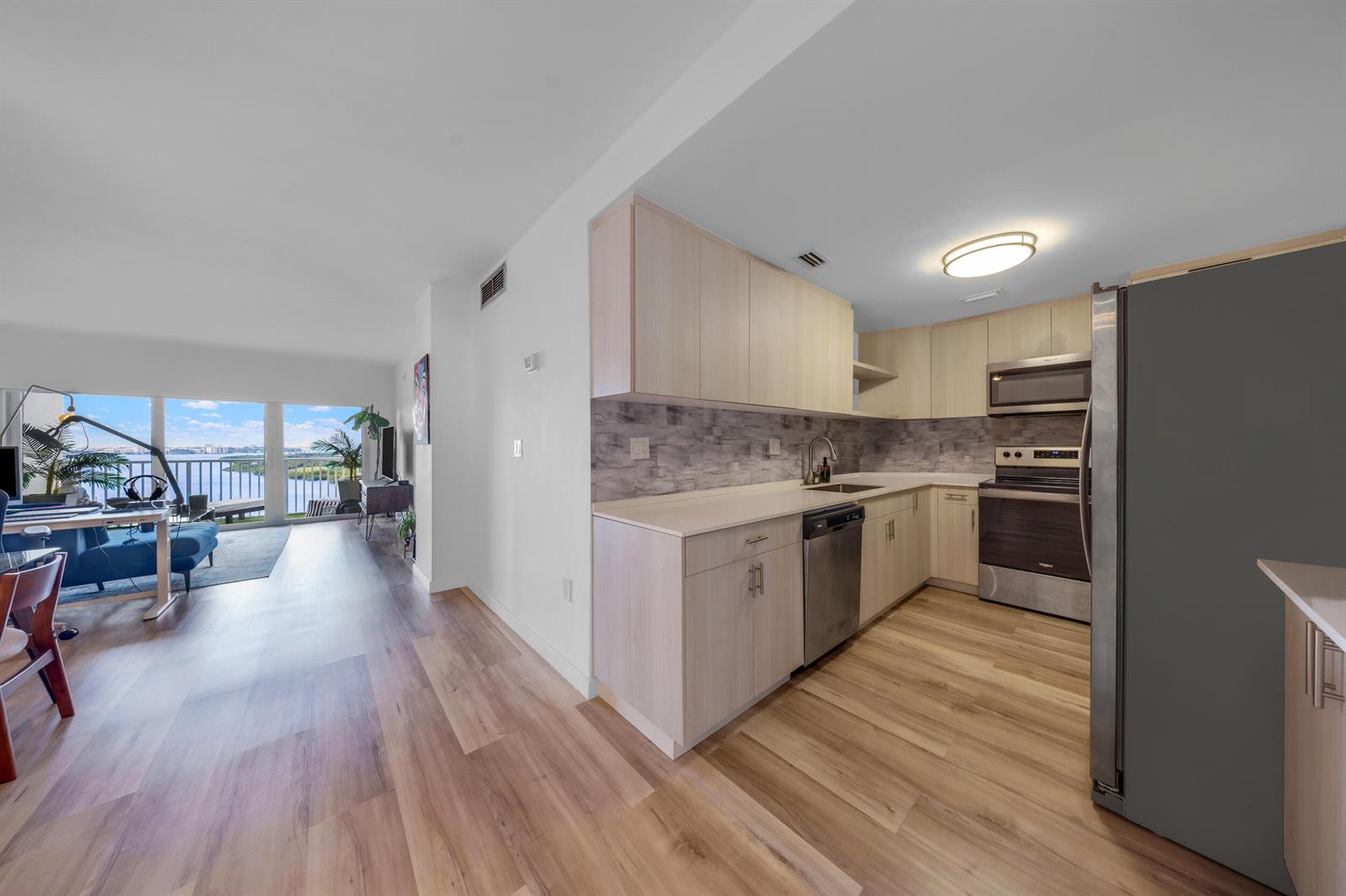 1614 1 /  762 sq. ft. $ 2026-06-17 0 foto