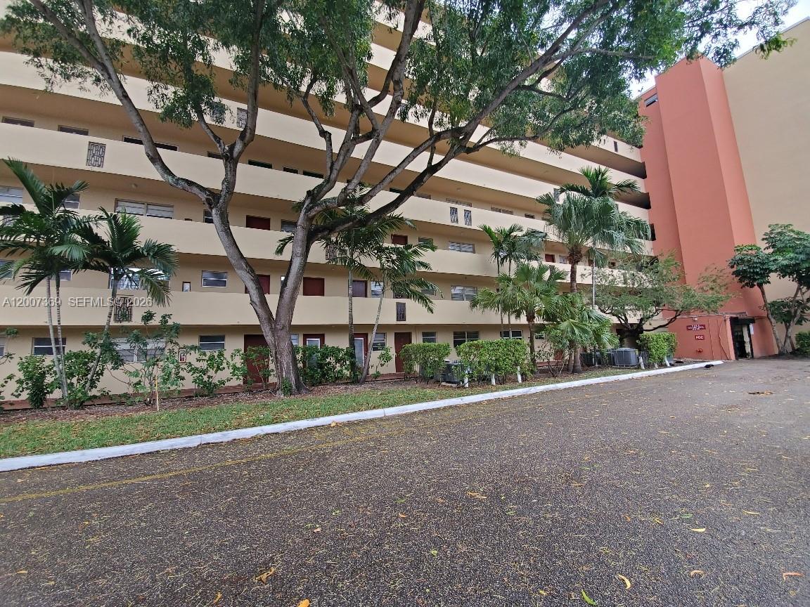 See details 105-1 2 / 2 1317 sq. ft. $ 2026-06-01 0 Photo