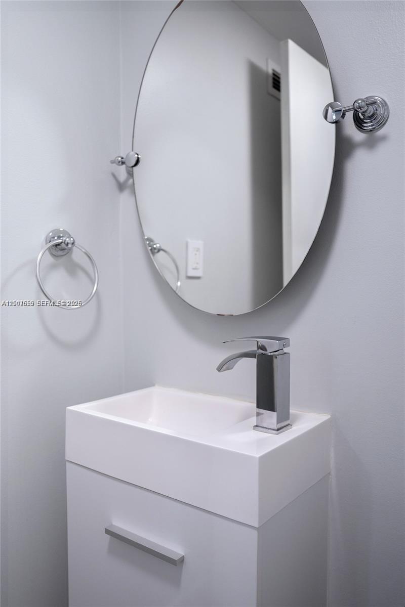 Photo of 1600 Ocean Dr  #17D, Hollywood, Florida, 33019 - 