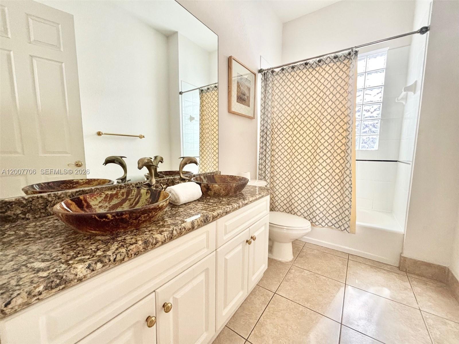 Photo of 1141 Waterside Ln  (1141), Hollywood, Florida, 33019 - Full bathroom on the main floor