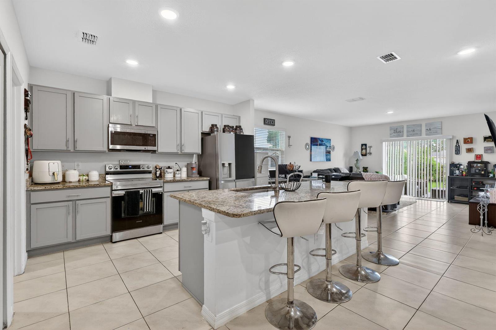 Ver detalles 535 4 / 2 1874 sq. ft. $ 2026-05-29 0 foto