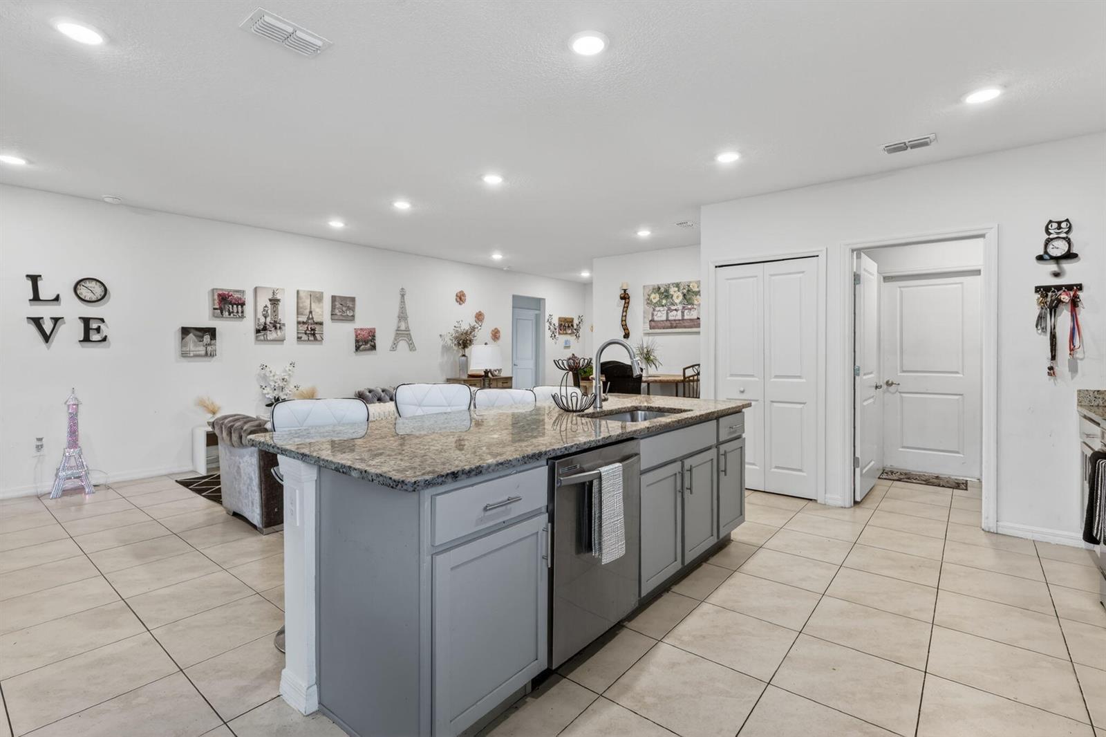 Ver detalles 535 4 / 2 1874 sq. ft. $ 2026-05-29 0 foto