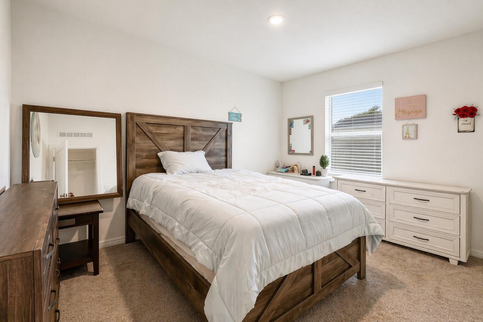 Ver detalles 535 4 / 2 1874 sq. ft. $ 2026-05-29 0 foto