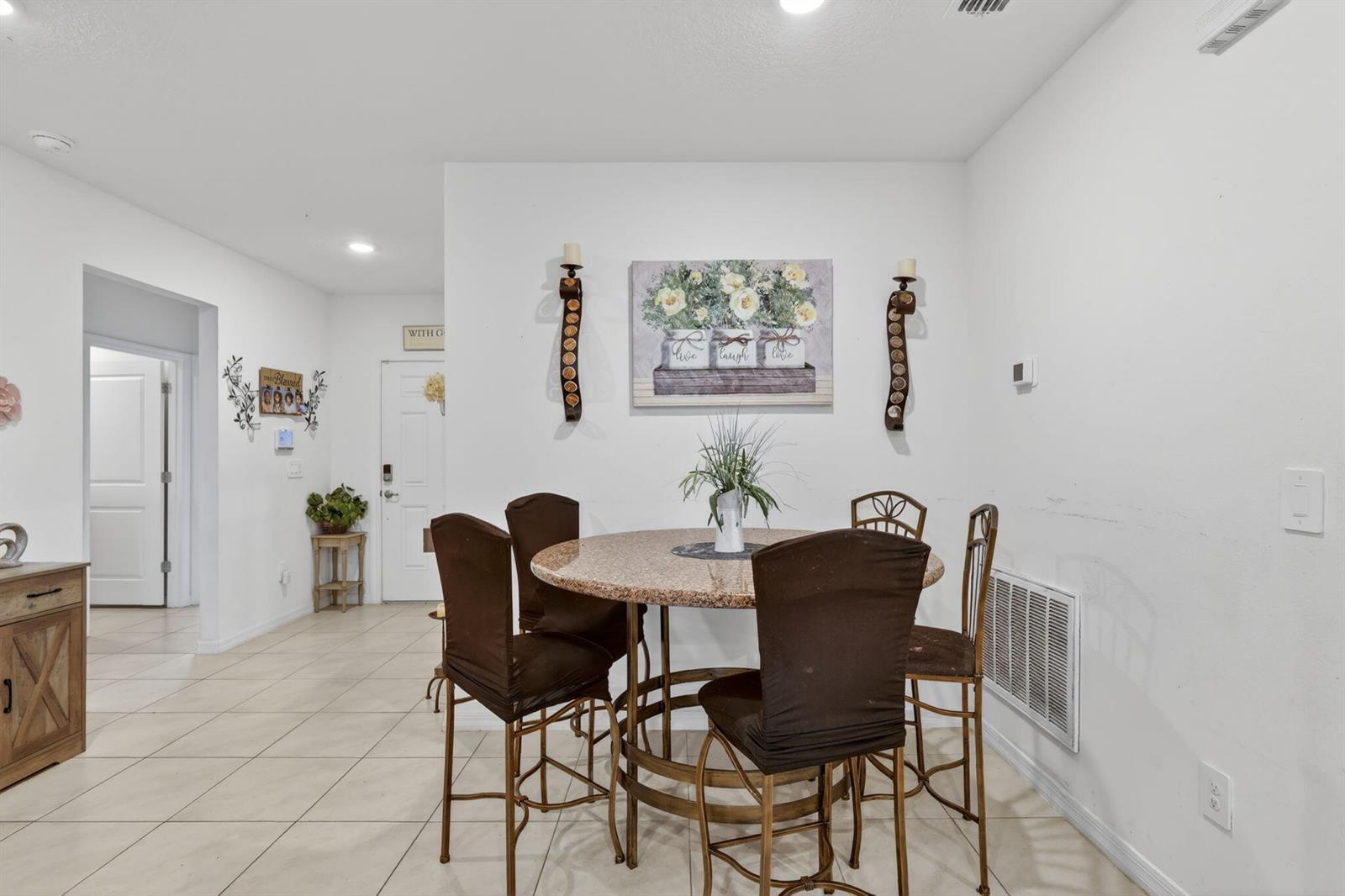 Ver detalles 535 4 / 2 1874 sq. ft. $ 2026-05-29 0 foto