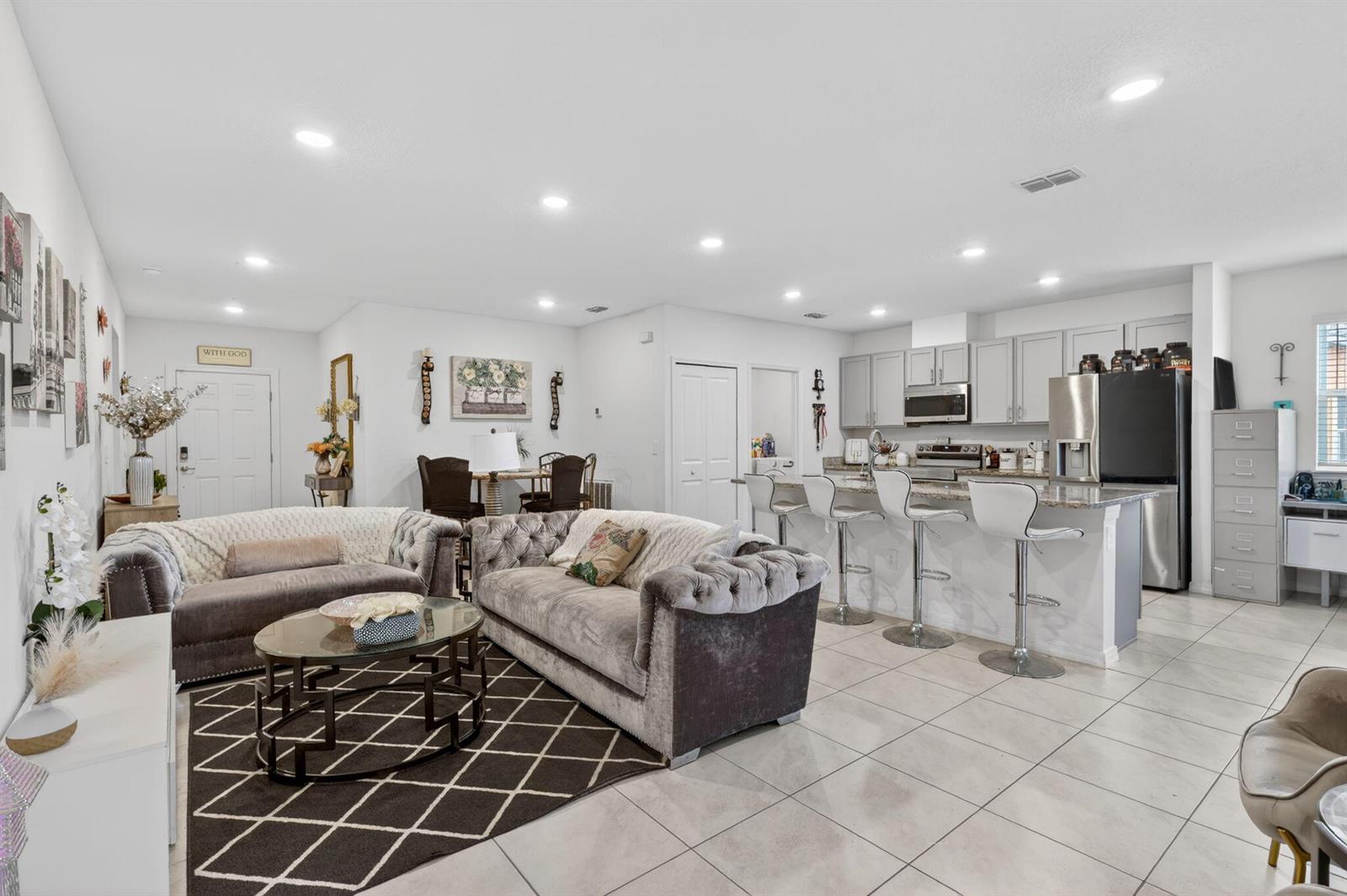 Ver detalles 535 4 / 2 1874 sq. ft. $ 2026-05-29 0 foto