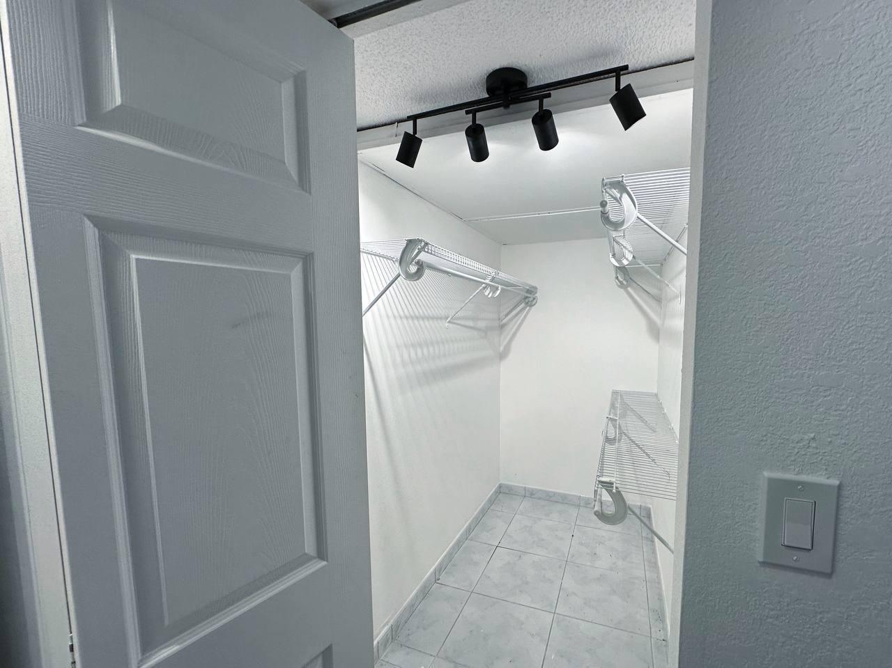 Ver detalles 16b 1 / 870 sq. ft. $ 2026-06-17 0 foto