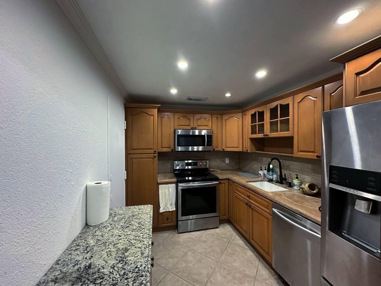 Ver detalles 16b 1 / 870 sq. ft. $ 2026-06-17 0 foto