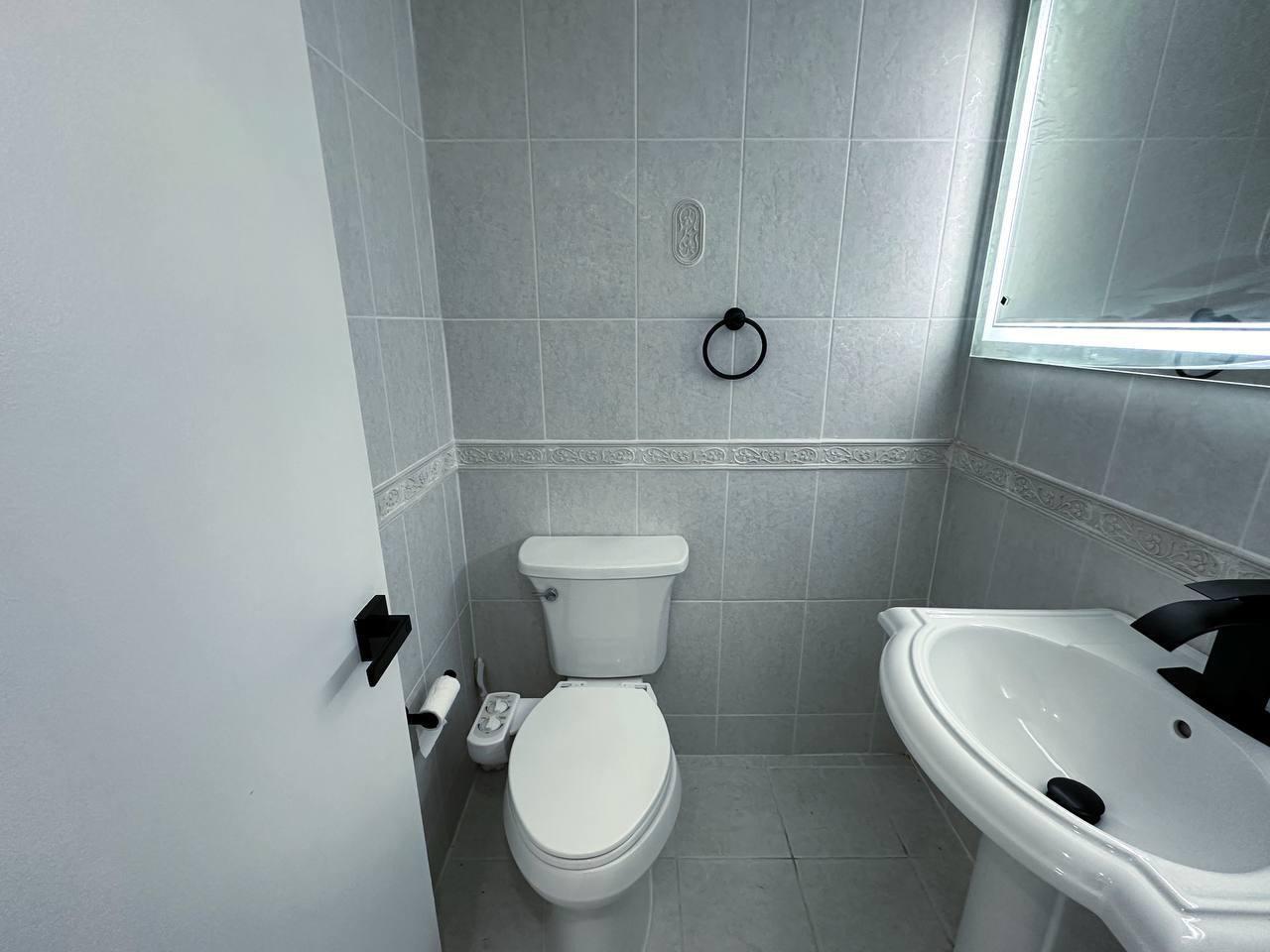 Ver detalles 16b 1 / 870 sq. ft. $ 2026-06-17 0 foto
