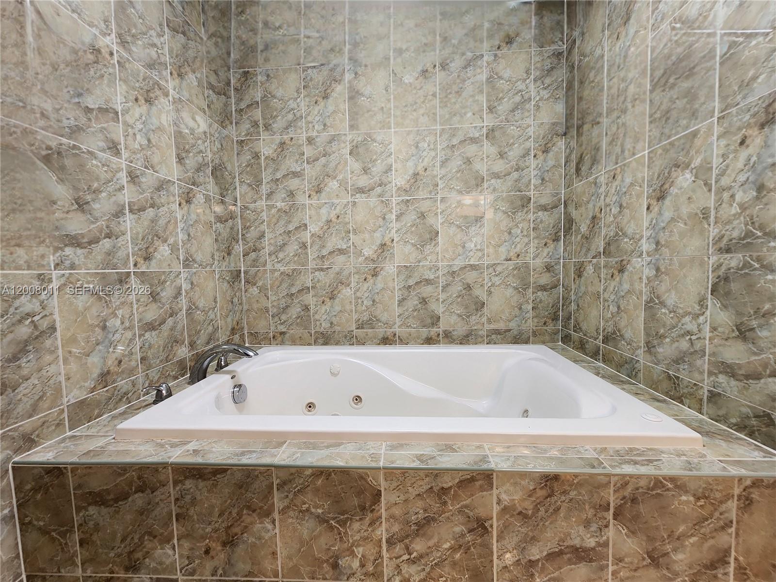 Photo of 2030 Ocean Dr  #2026, Hallandale Beach, Florida, 33009 - Jetted Jacuzzi Spa Tub