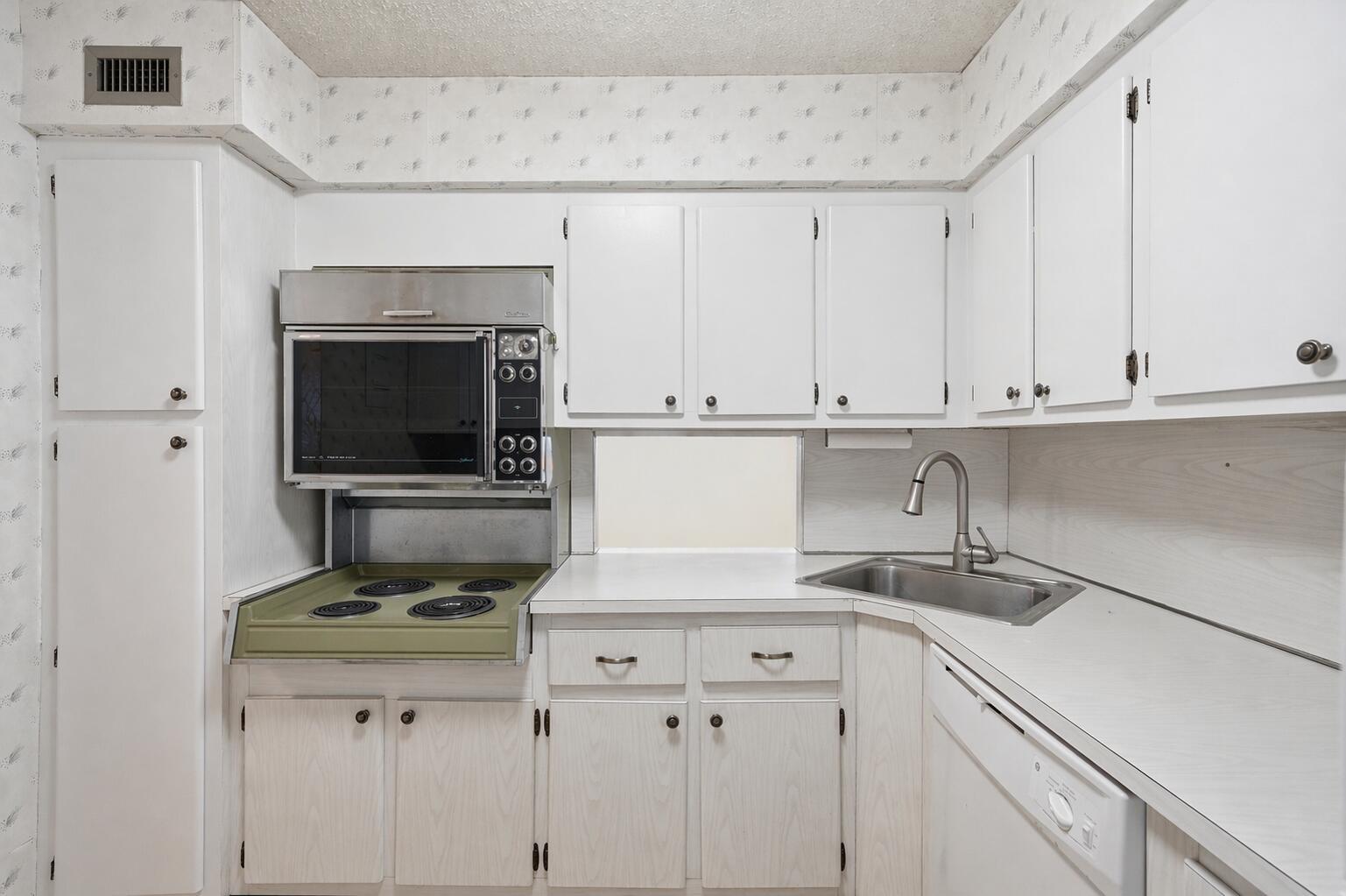 Photo of 1400 Ocean  #303, Hollywood, Florida, 33019 - kitchen