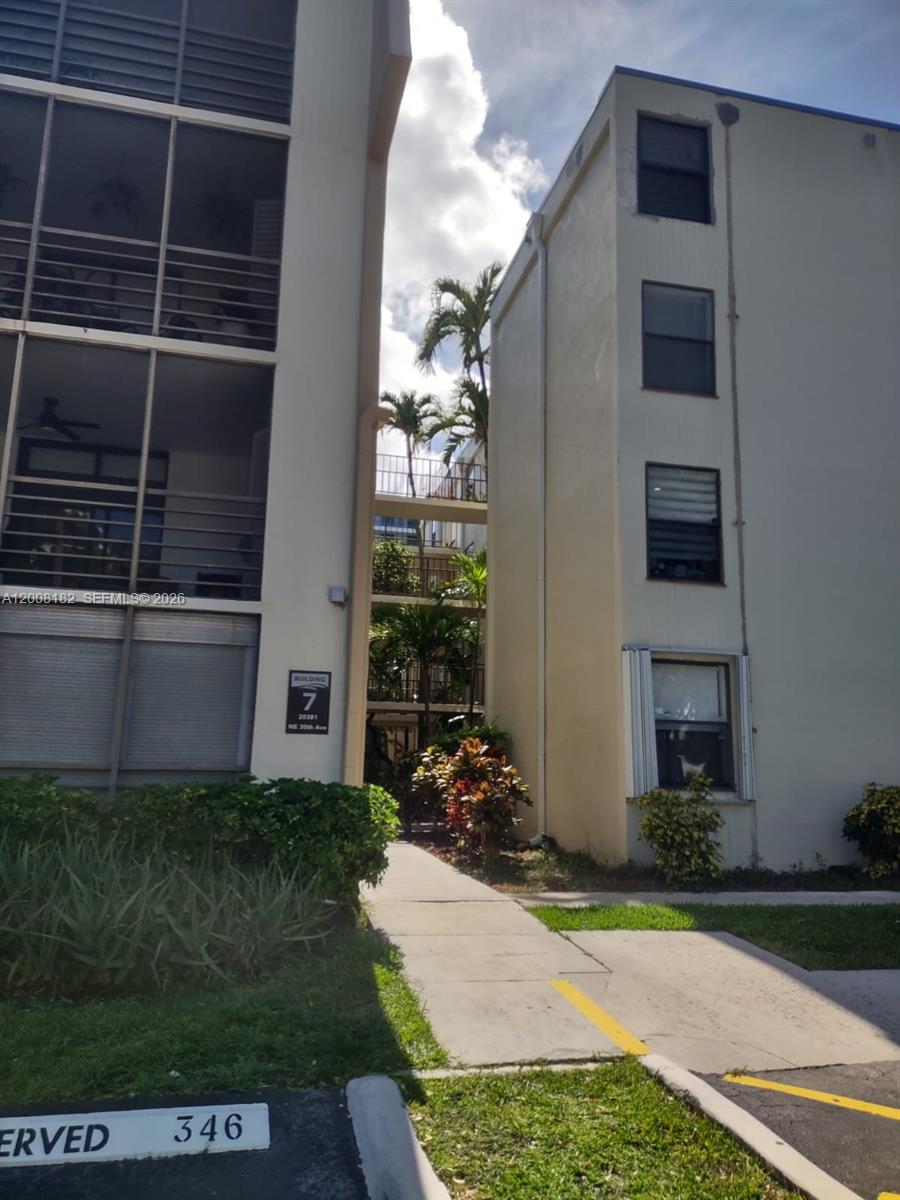 Ver detalles 320-7 3 / 2 1380 sq. ft. $ 2026-04-27 0 foto