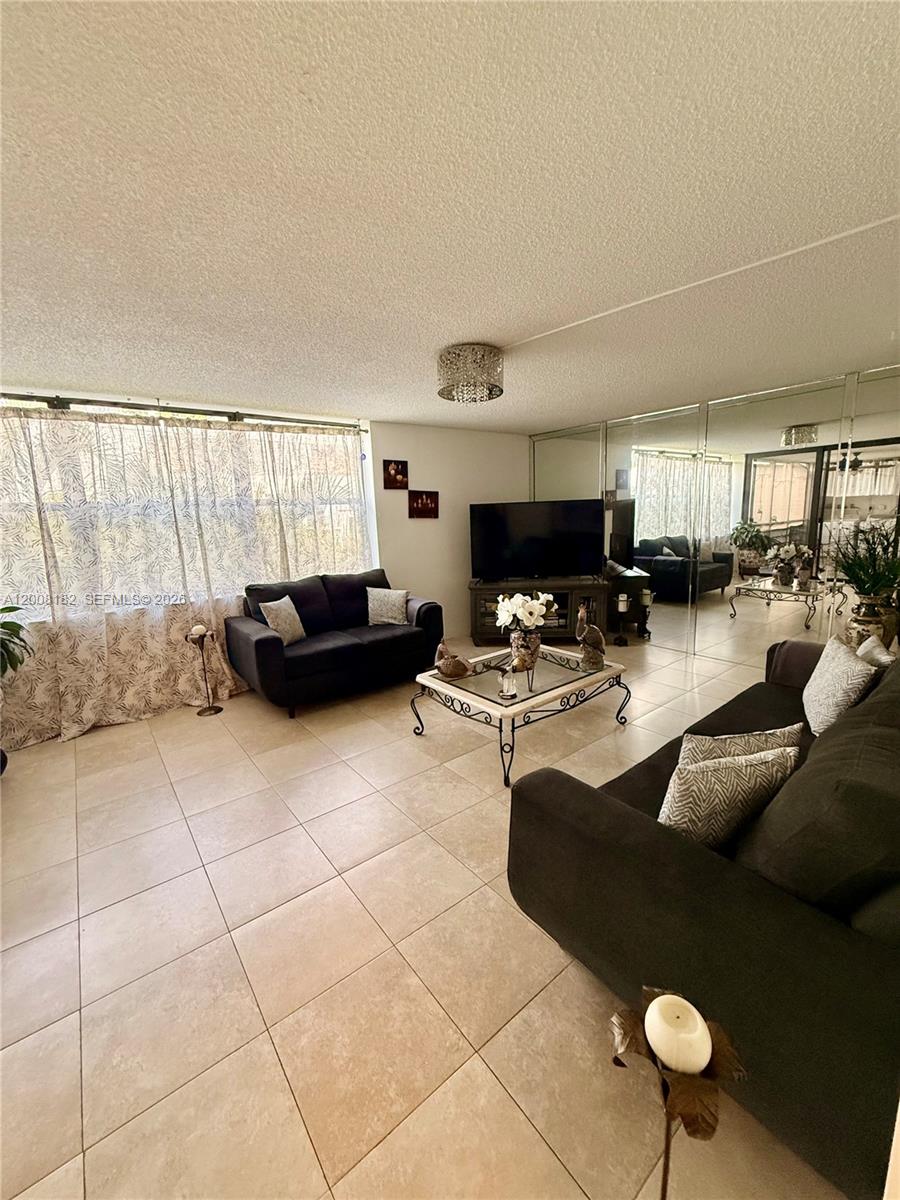 Ver detalles 320-7 3 / 2 1380 sq. ft. $ 2026-04-27 0 foto
