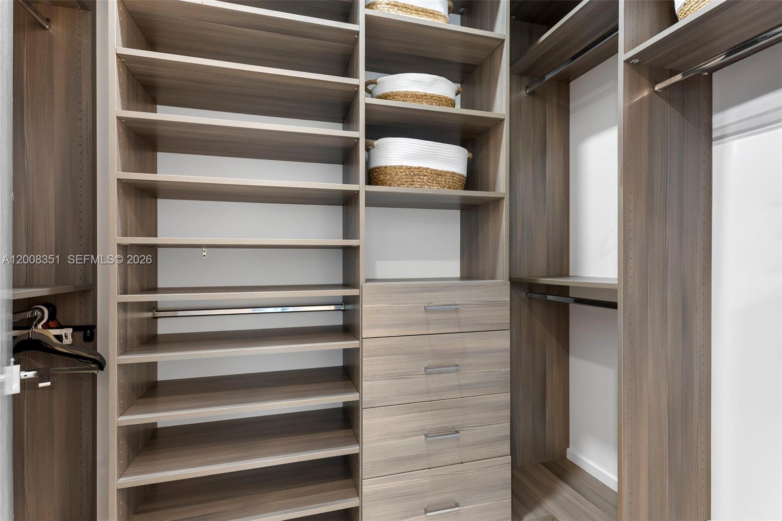 802 2 / 3 1385 sq. ft. $ 2026-04-27 0 foto