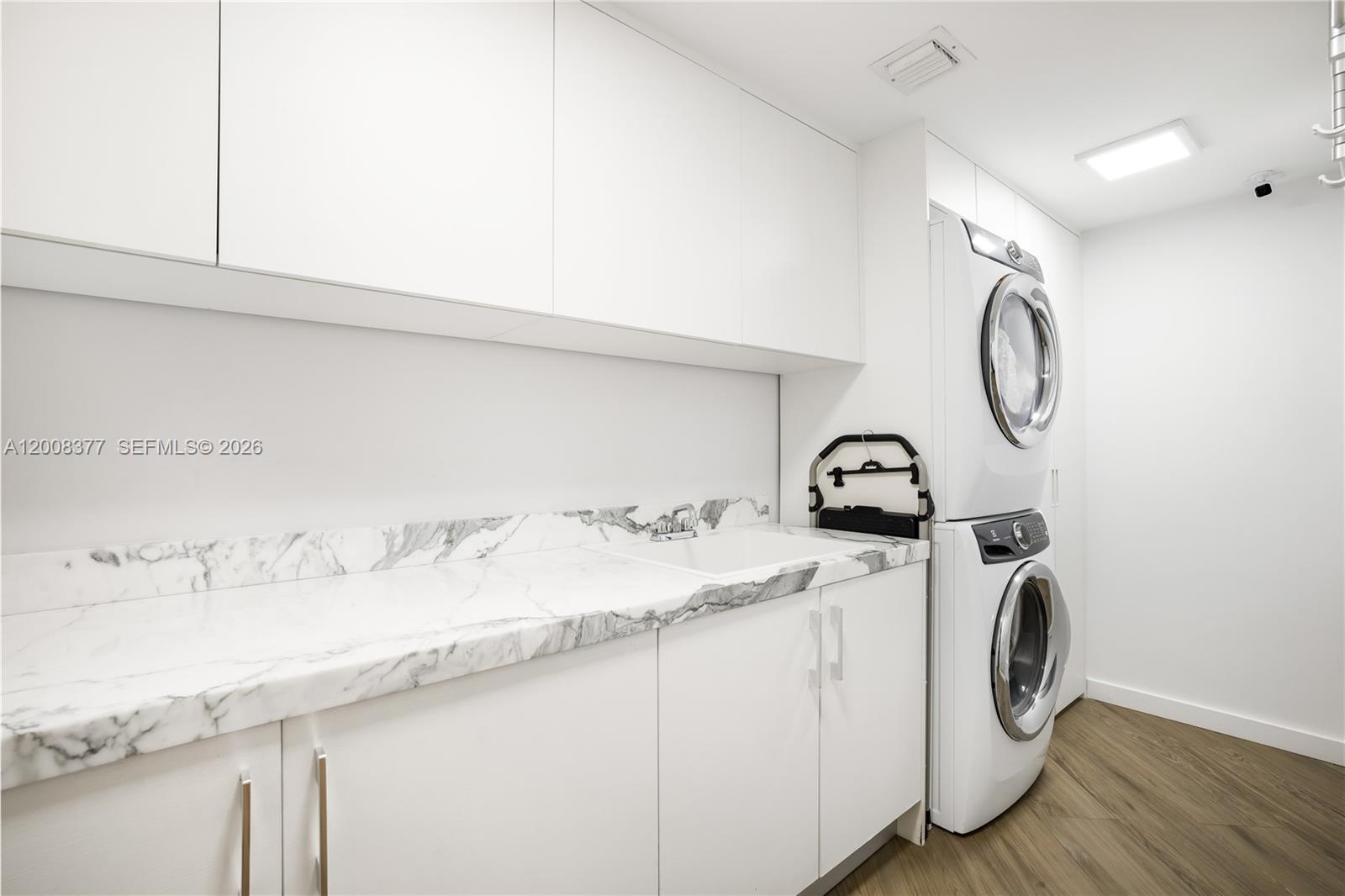 5-2403 4 / 5 3094 sq. ft. $ 2026-04-27 0 Photo