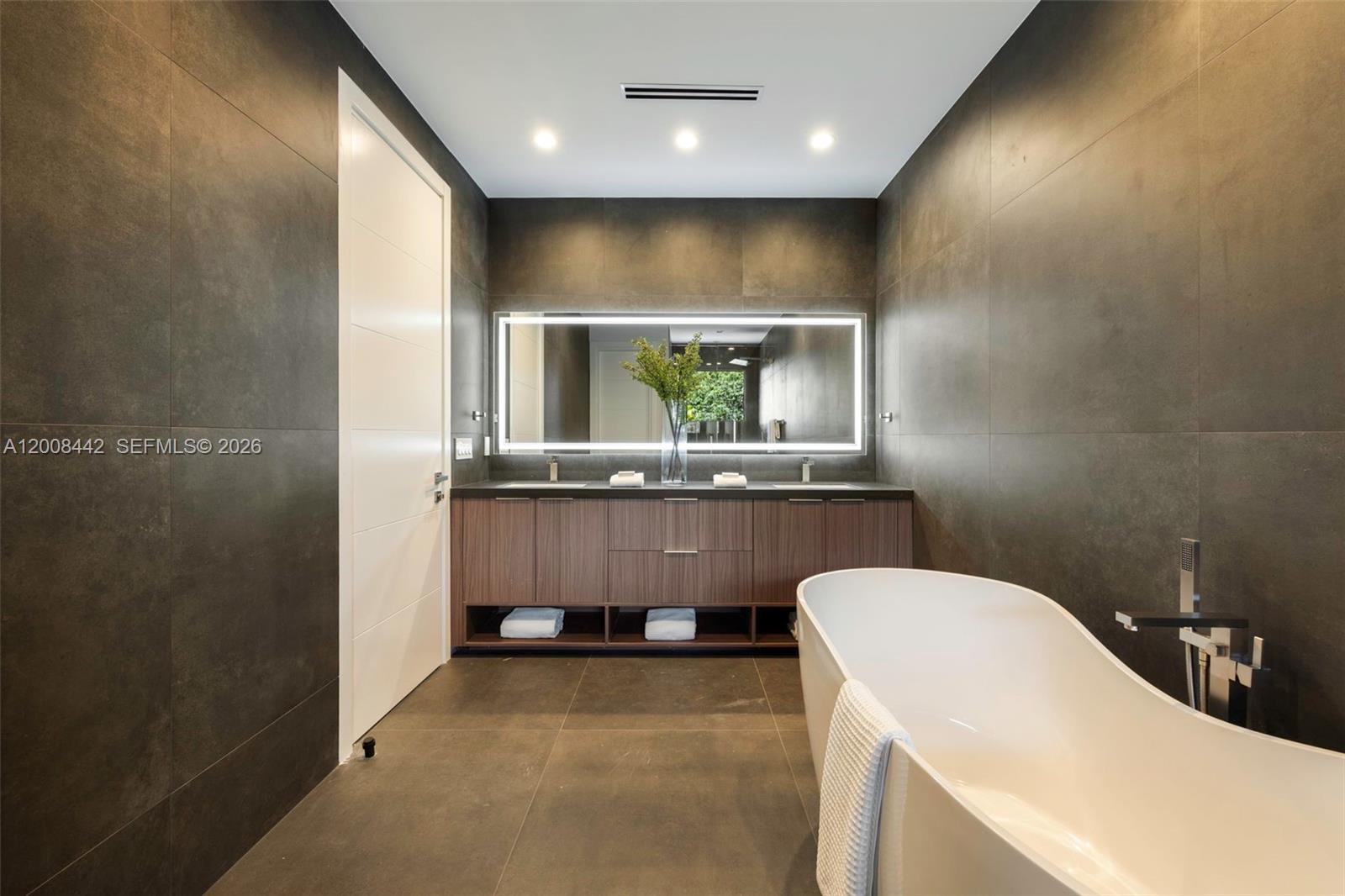   /  2814 sq. ft. $ 2026-04-27 0 Photo