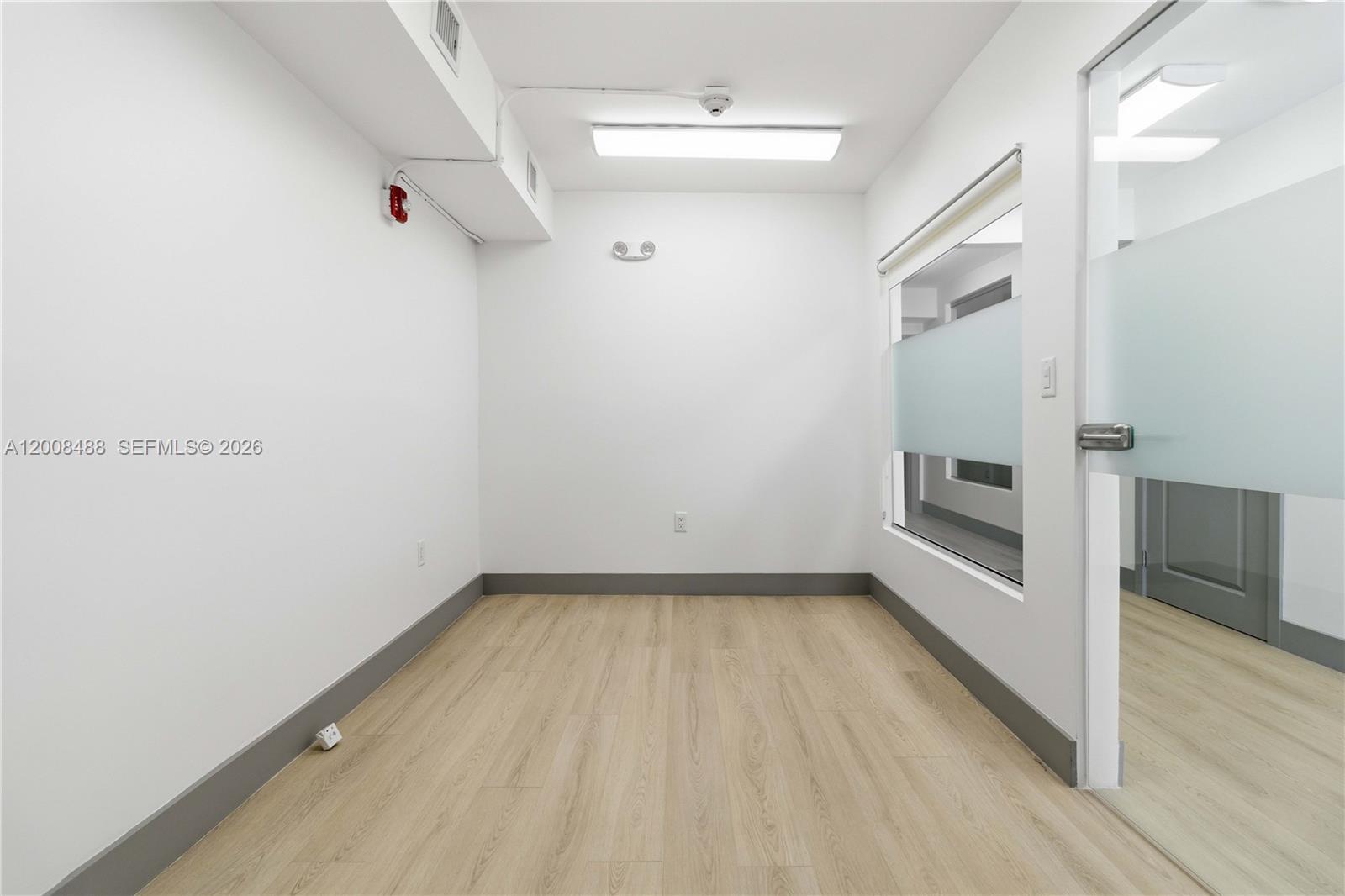  /   кв.футов $ 2026-04-27 0 Фото