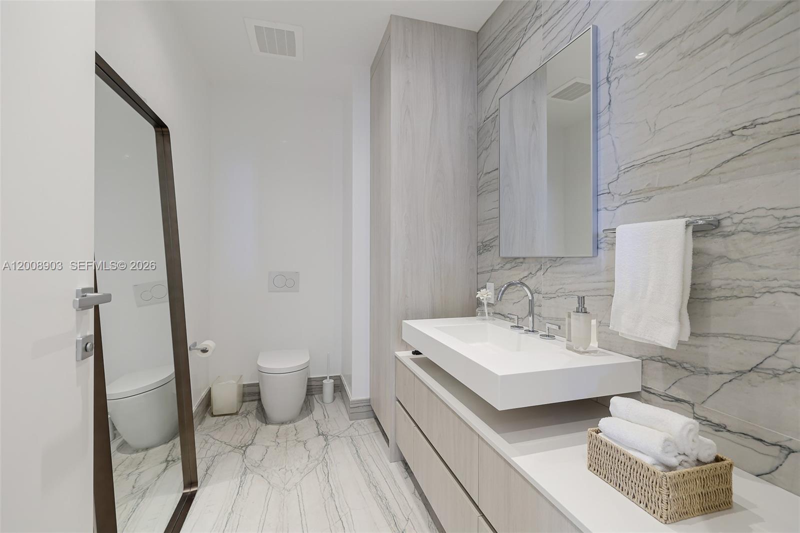 904 2 / 3 1594 sq. ft. $ 2026-04-28 0 Photo