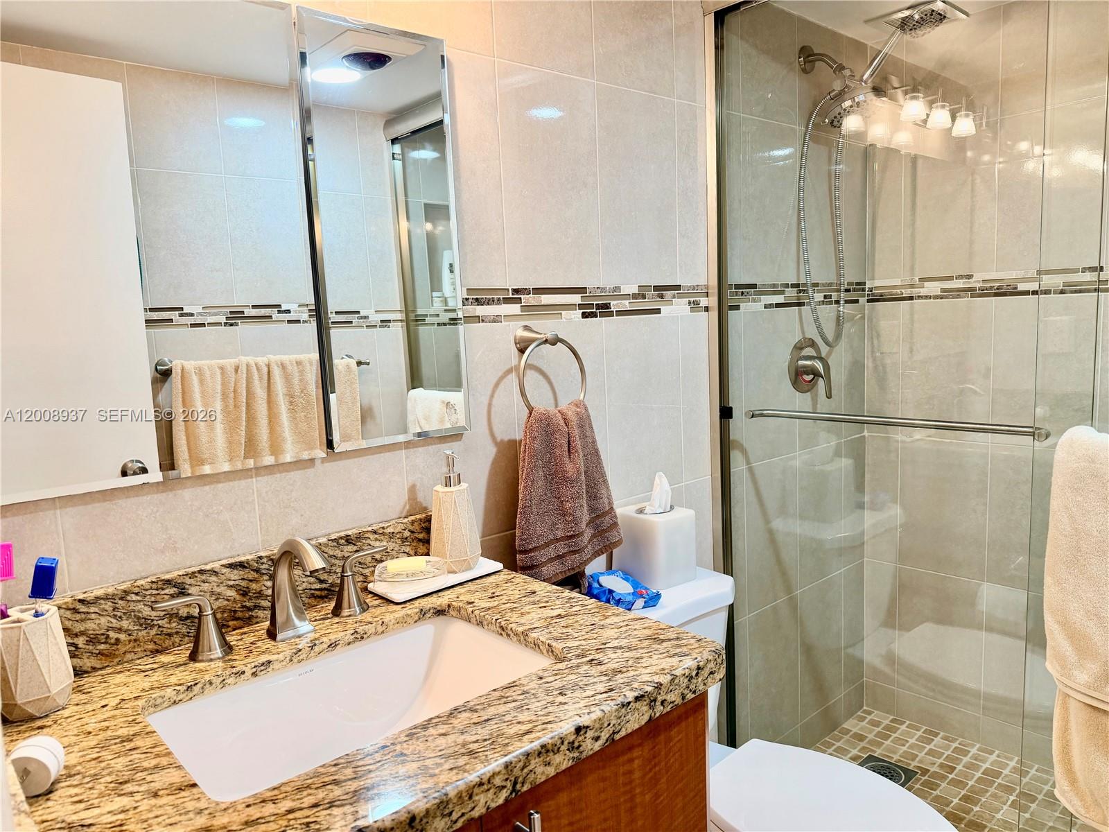 See details 5L 1 / 2 870 sq. ft. $ 2026-04-28 0 Photo