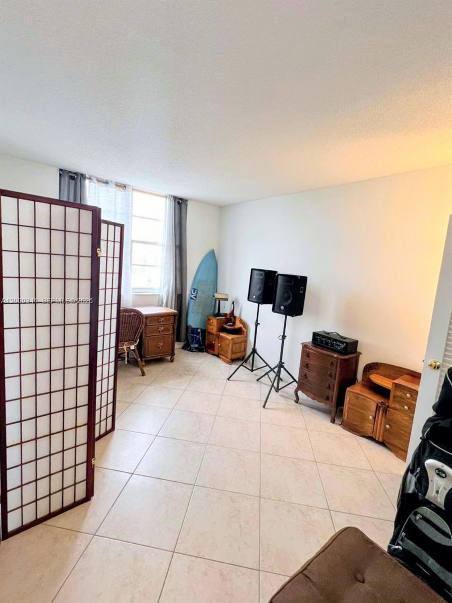 915 2 / 2 1220 sq. ft. $ 2026-04-28 0 Photo