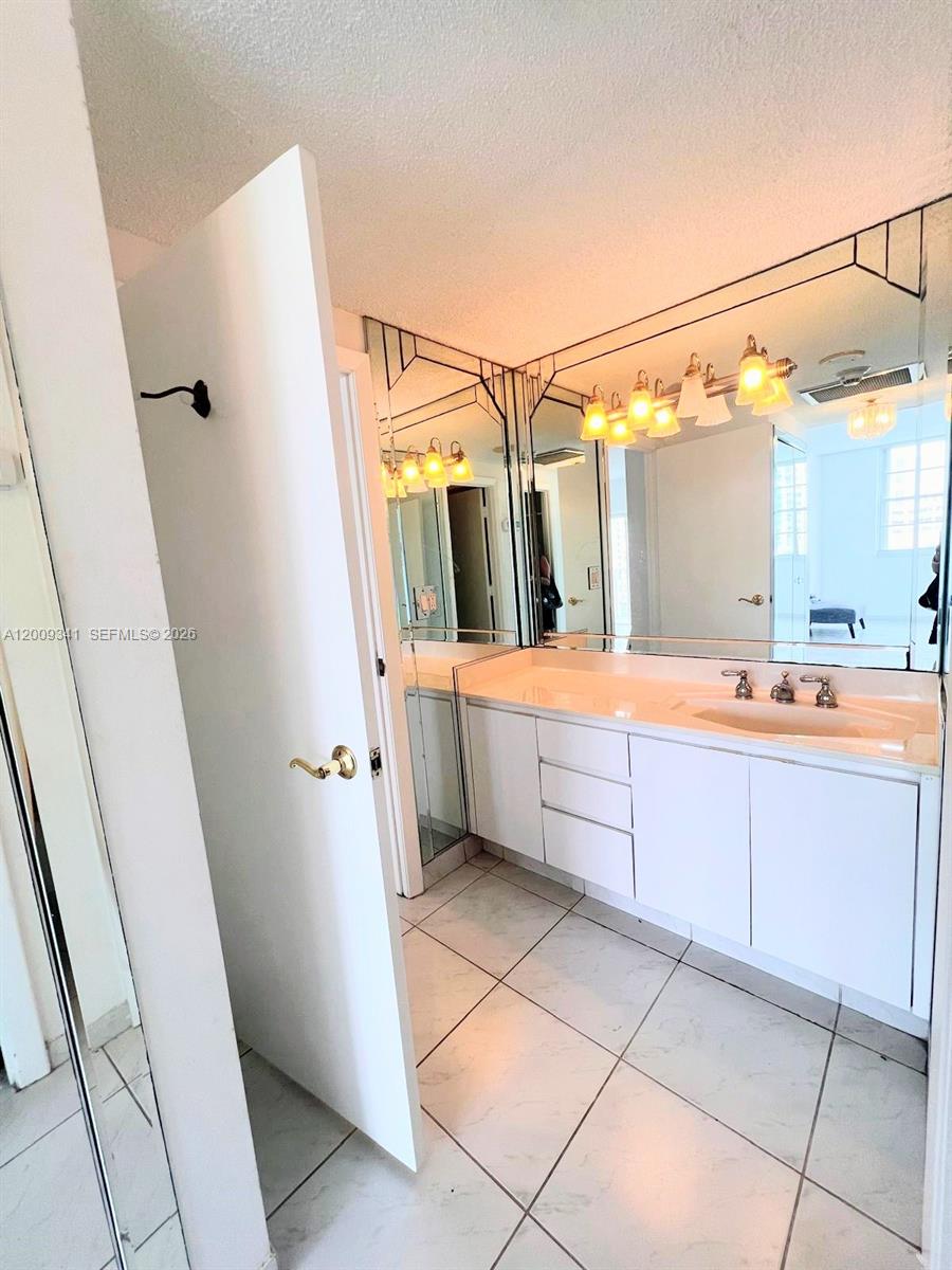 915 2 / 2 1220 sq. ft. $ 2026-04-28 0 Photo