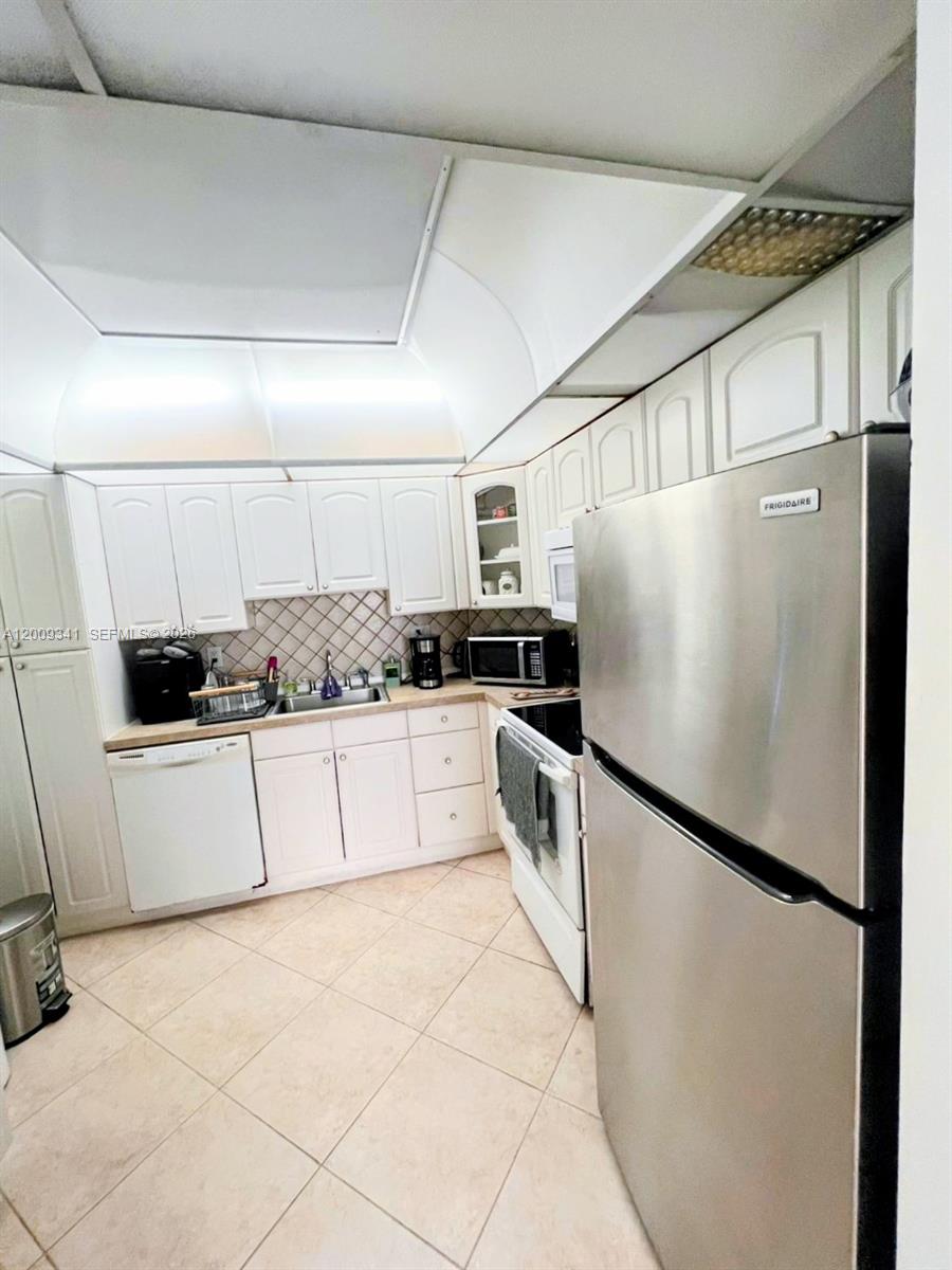 915 2 / 2 1220 sq. ft. $ 2026-04-28 0 Photo