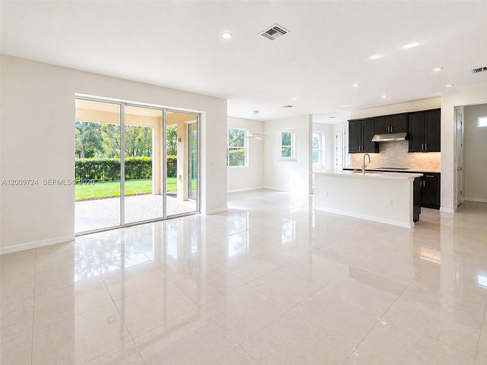 See details 4352 5 / 4 2501 sq. ft. $ 2026-04-29 0 Photo