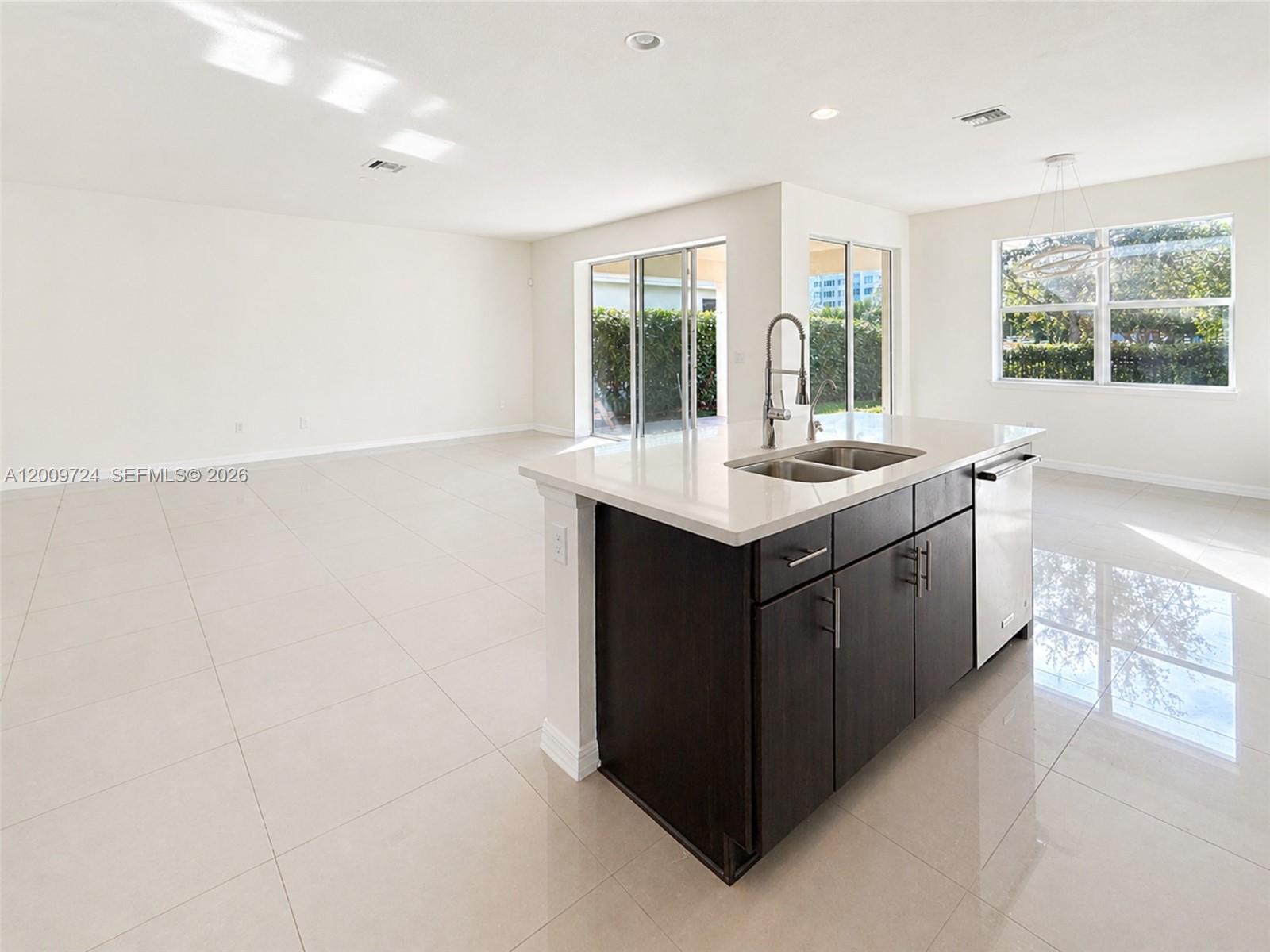 See details 4352 5 / 4 2501 sq. ft. $ 2026-04-29 0 Photo