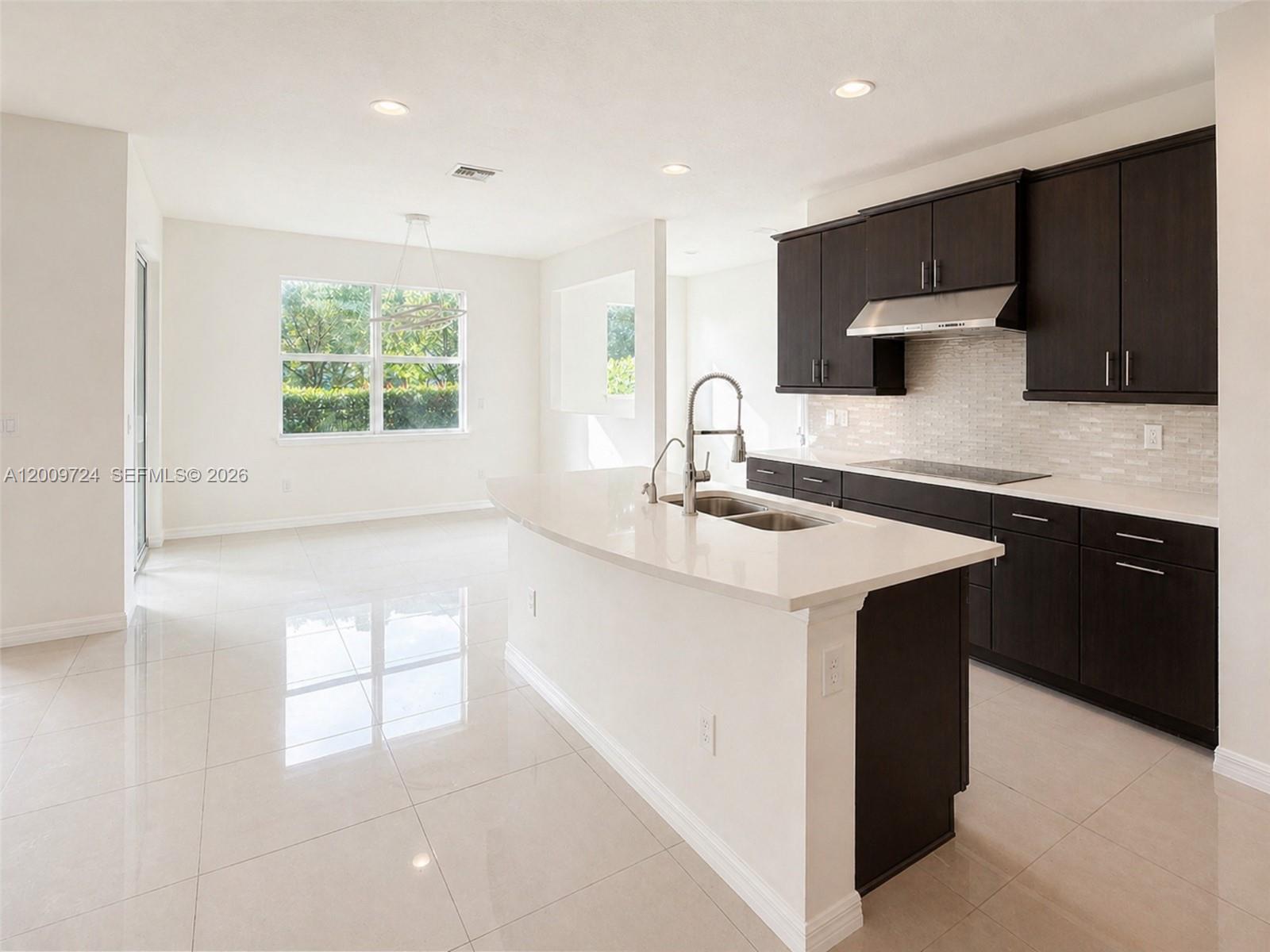 See details 4352 5 / 4 2501 sq. ft. $ 2026-04-29 0 Photo