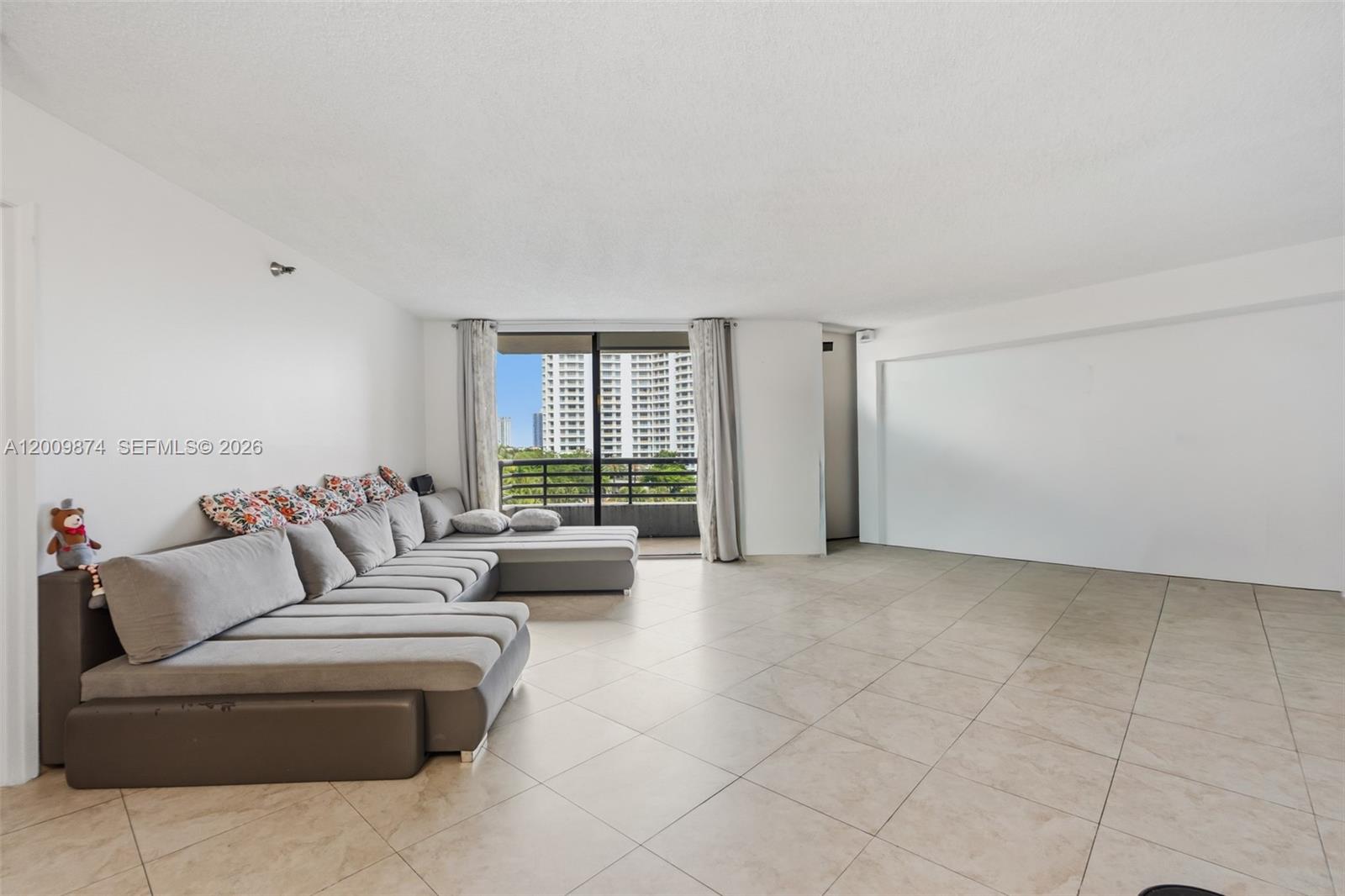 Photo of 3300 191st St #609, Aventura, Florida, 33180 - Living room & den photoshop