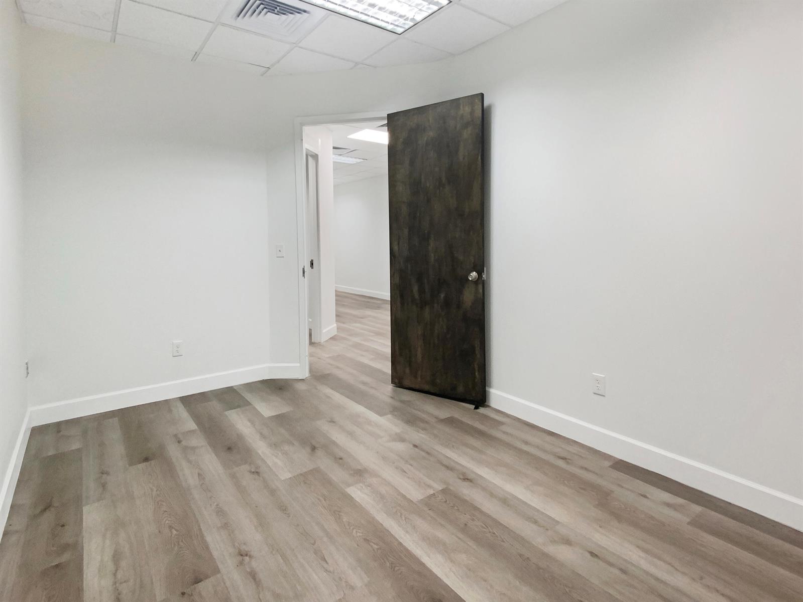 Подробнее Suite 106 / 0 кв.футов $ 2026-06-15 0 Фото