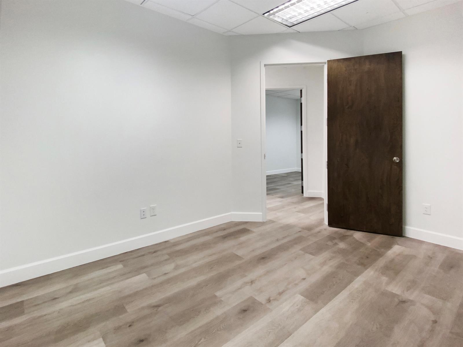 Подробнее Suite 106 / 0 кв.футов $ 2026-06-15 0 Фото
