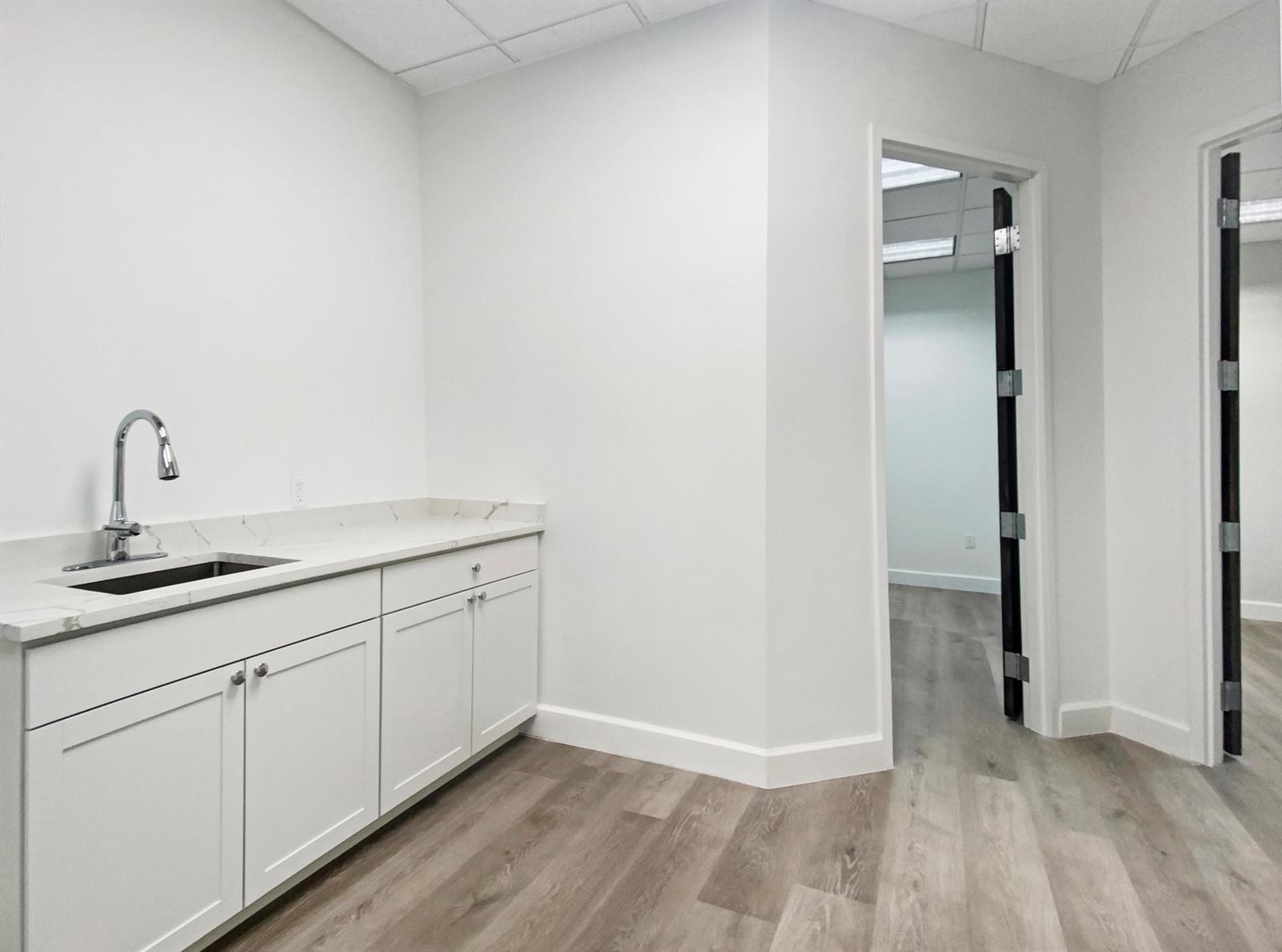 Подробнее Suite 106 / 0 кв.футов $ 2026-06-15 0 Фото