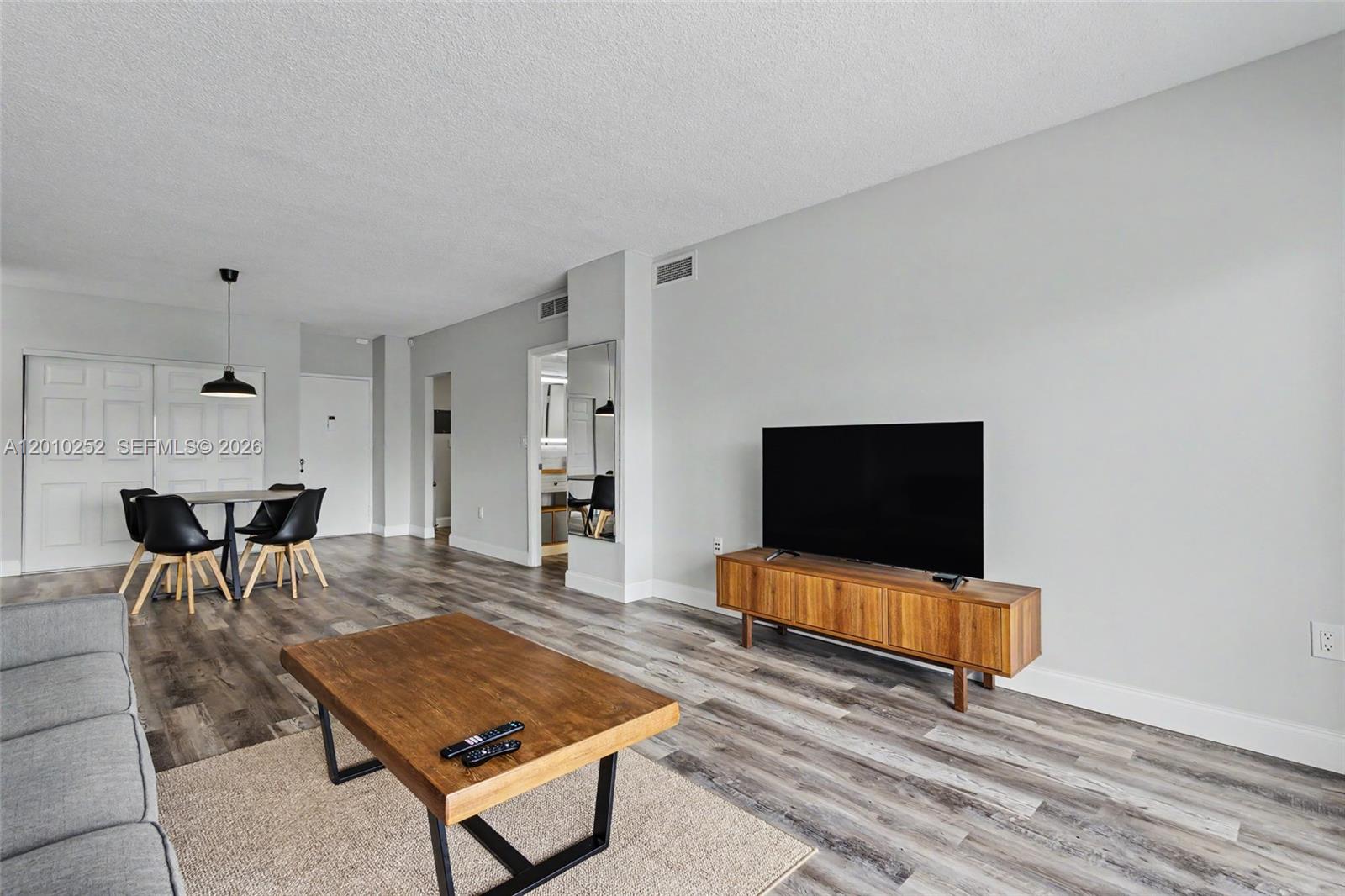 727 1 / 2 762 sq. ft. $ 2026-04-29 0 Photo
