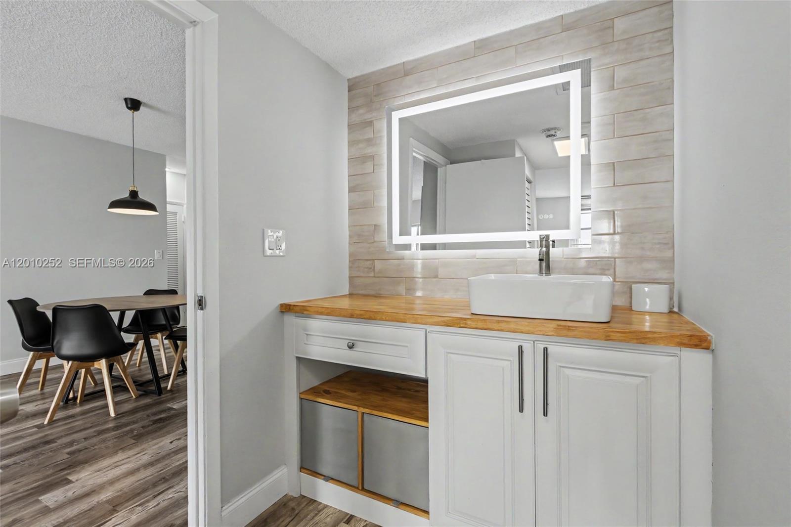 727 1 / 2 762 sq. ft. $ 2026-04-29 0 Photo