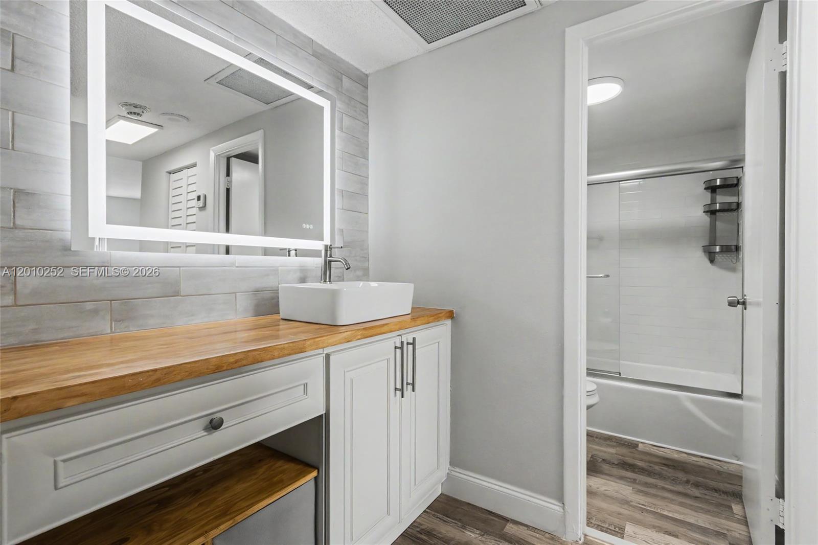 727 1 / 2 762 sq. ft. $ 2026-04-29 0 Photo