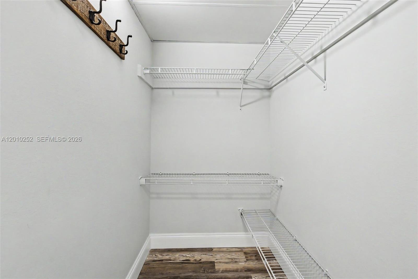 727 1 / 2 762 sq. ft. $ 2026-04-29 0 Photo
