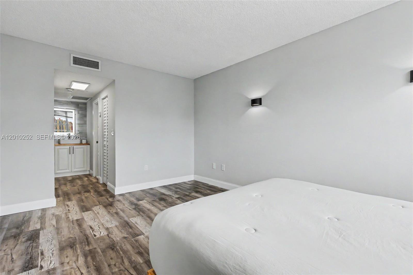 727 1 / 2 762 sq. ft. $ 2026-04-29 0 Photo