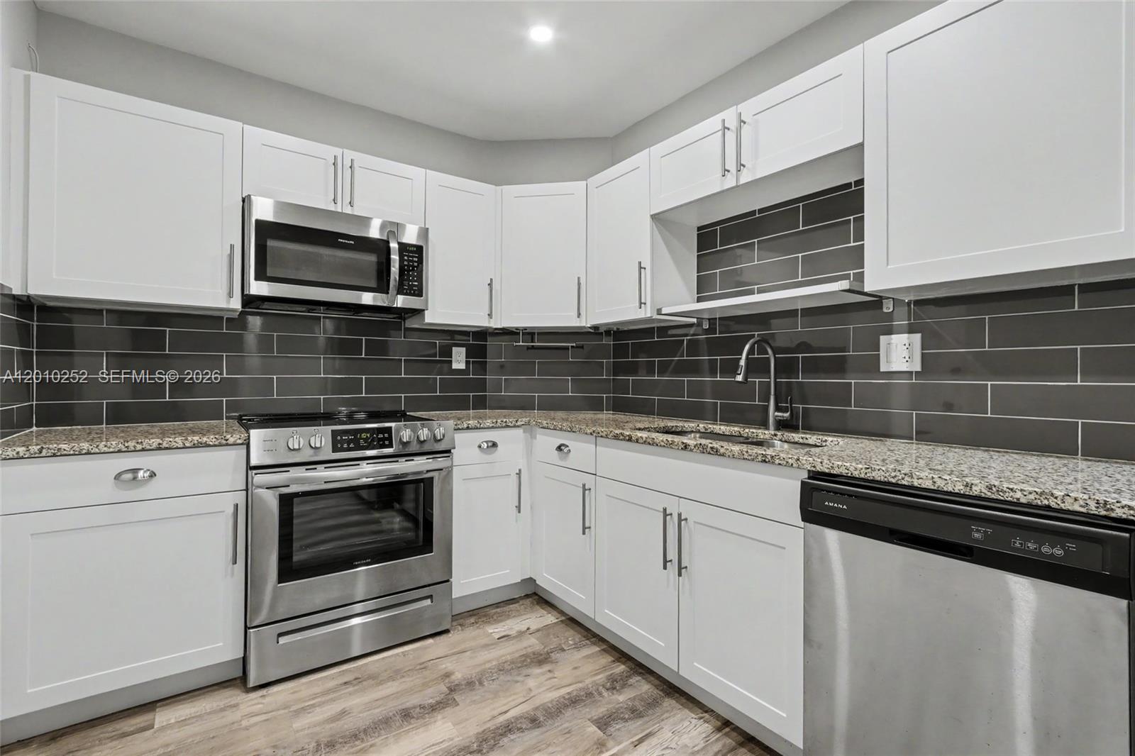 727 1 / 2 762 sq. ft. $ 2026-04-29 0 Photo