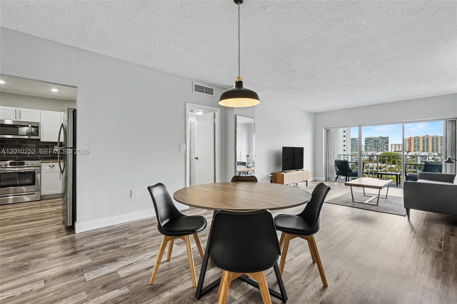 727 1 / 2 762 sq. ft. $ 2026-04-29 0 Photo