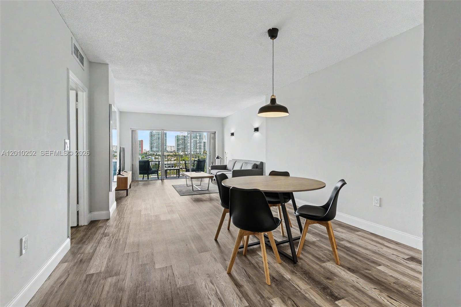 727 1 / 2 762 sq. ft. $ 2026-04-29 0 Photo