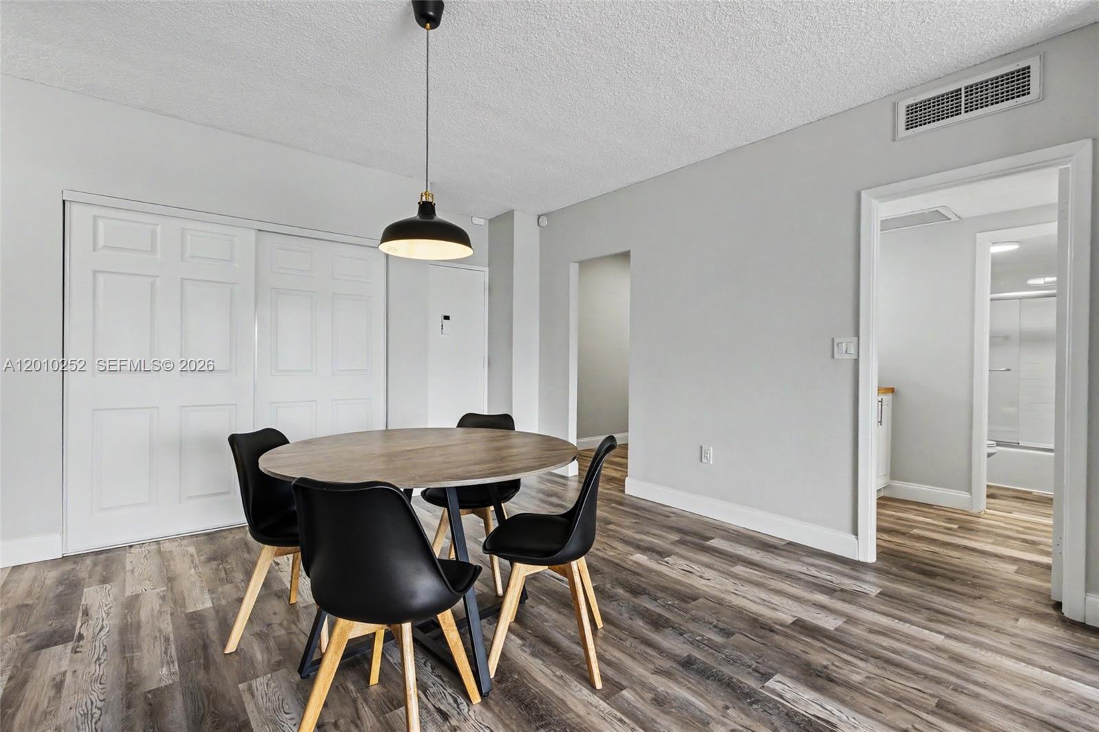 727 1 / 2 762 sq. ft. $ 2026-04-29 0 Photo