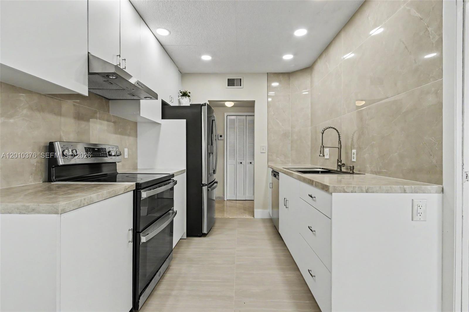 See details 1211 2 / 2 1372 sq. ft. $ 2026-05-01 0 Photo