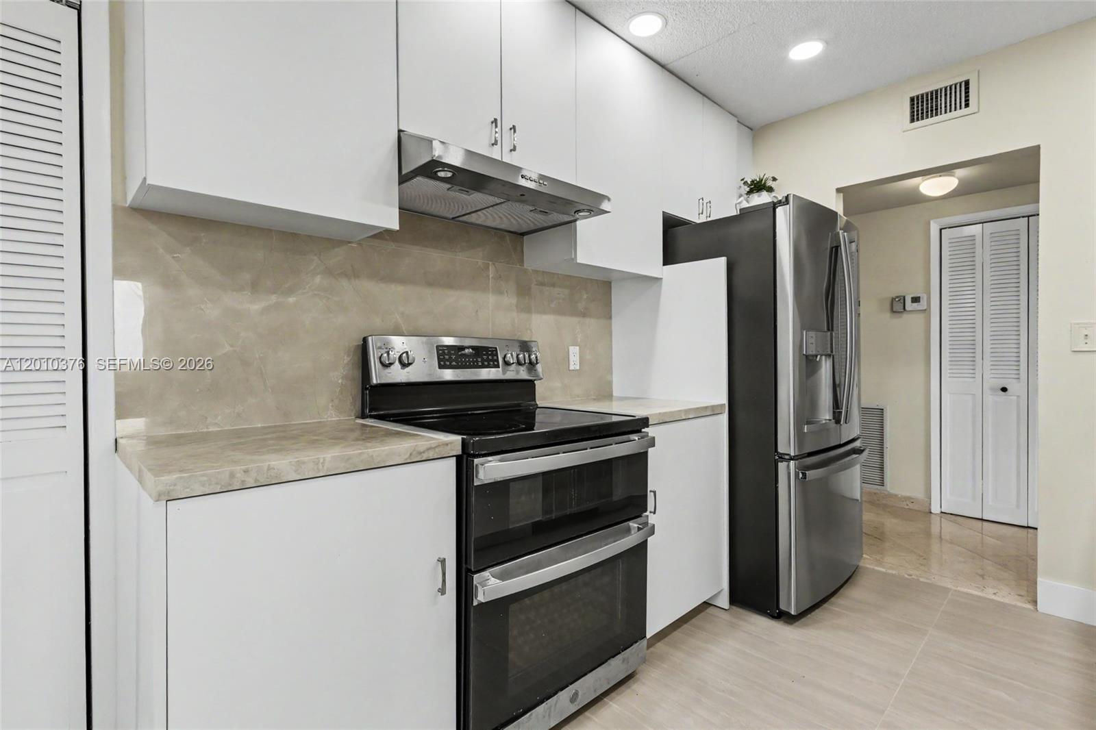 See details 1211 2 / 2 1372 sq. ft. $ 2026-05-01 0 Photo