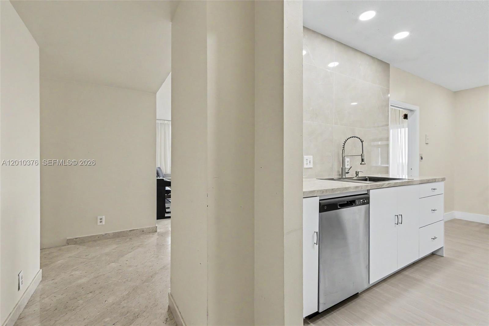 See details 1211 2 / 2 1372 sq. ft. $ 2026-05-01 0 Photo
