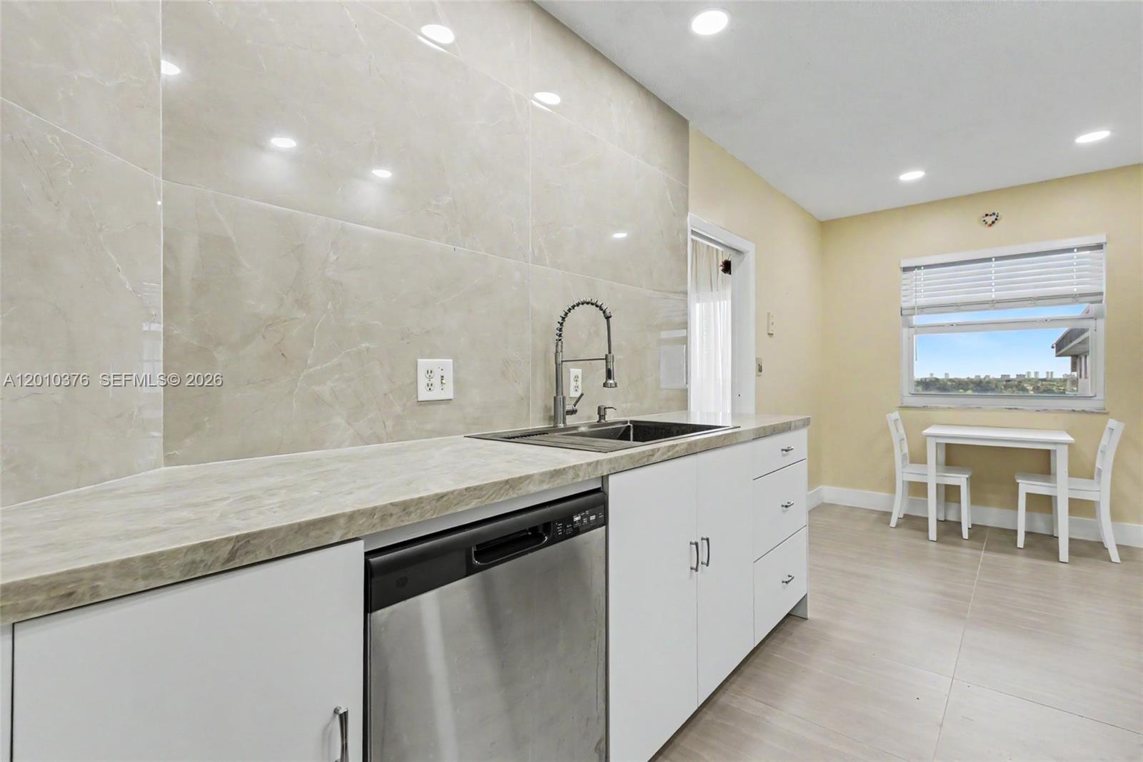 See details 1211 2 / 2 1372 sq. ft. $ 2026-05-01 0 Photo